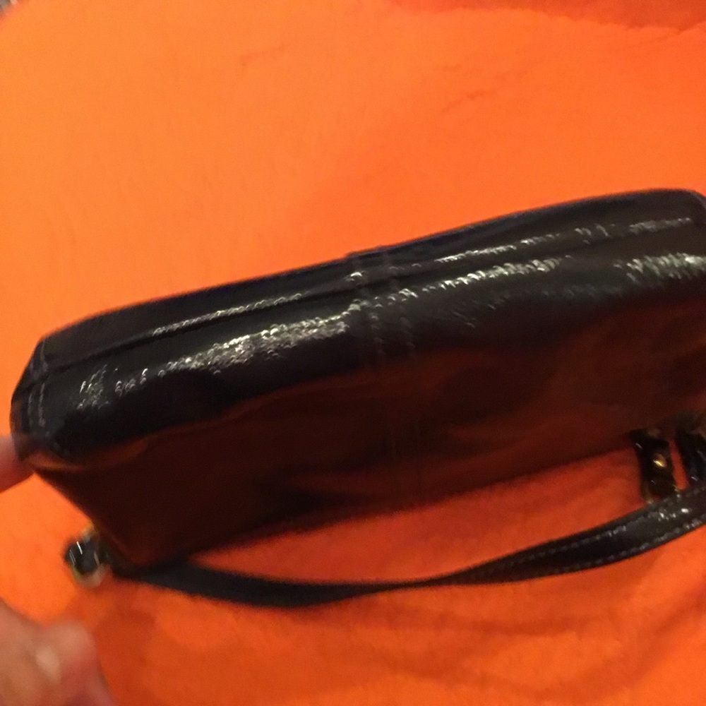 COACH patent wallet Wristlet in navy. EUC - Picture 4 of 8
